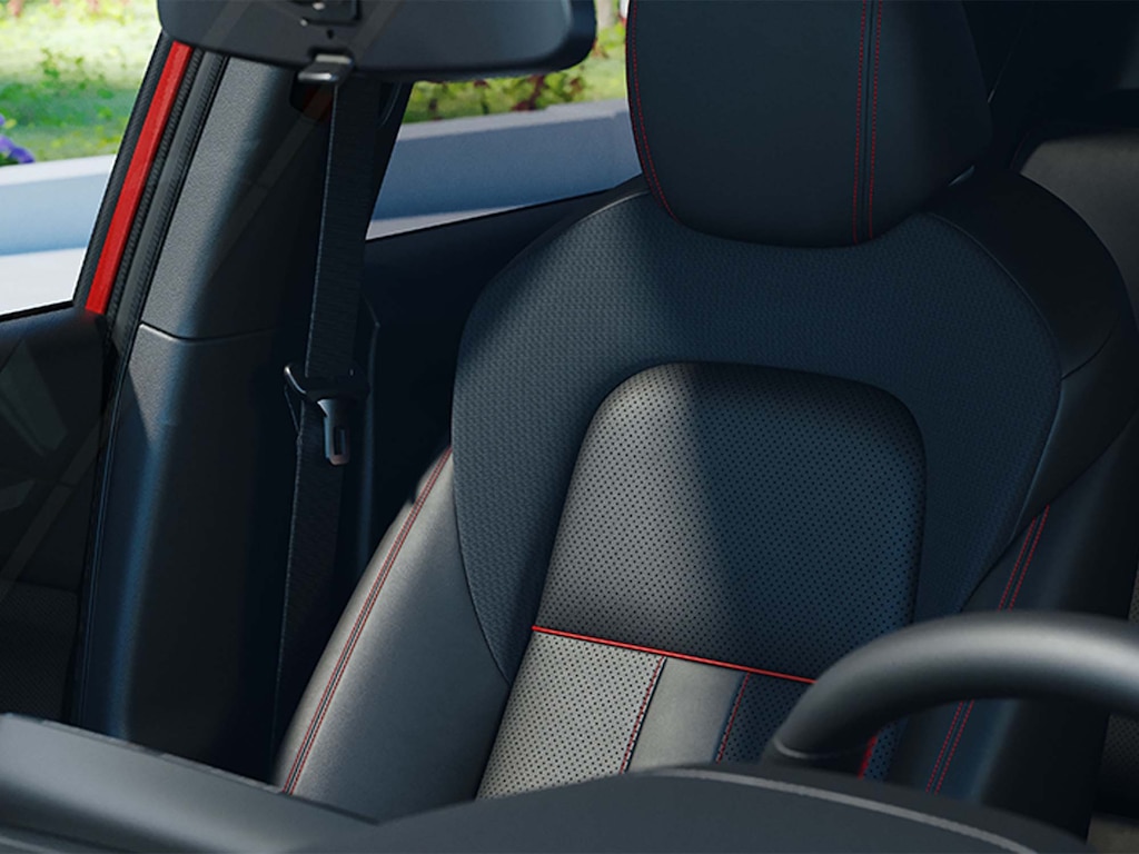 Banco com revestimento premium e costuras em vermelho da picape Chevrolet Montana RS